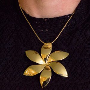 Colar com Pingente Flor de Lis Grande Corrente Rabo de Rato