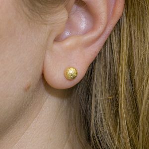 Brinco Esfera Pequeno Texturizado Banhado a Ouro 18k