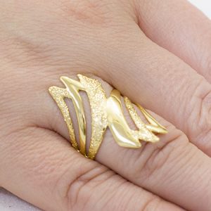 Anel Largo com Detalhes Texturizados Banhado a Ouro 18k