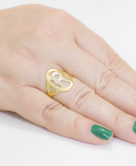 Anel de Letra Banhado a Ouro 18k com Detalhes em Ródio - Imagem 2